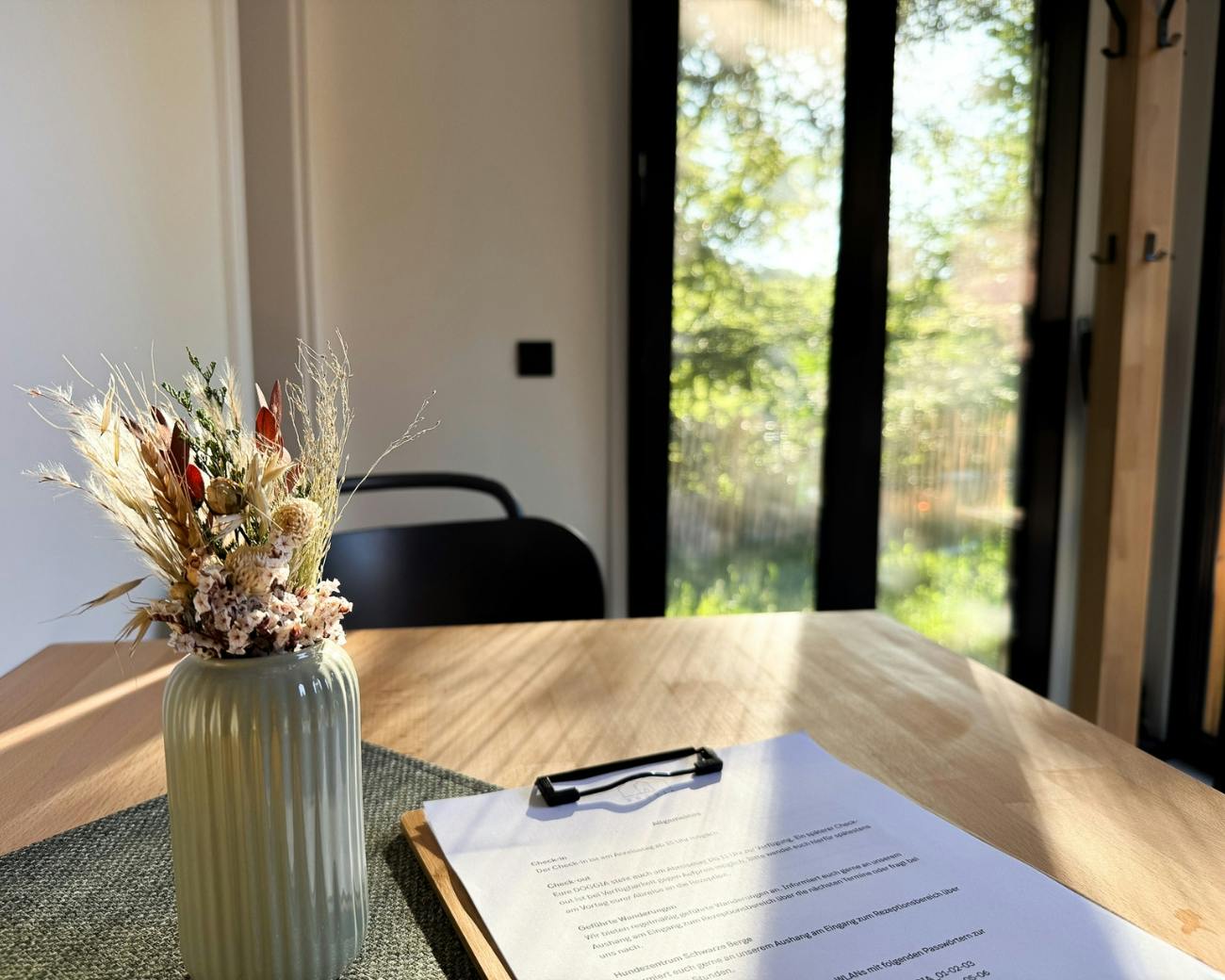 Esstisch mit einer Blumenvase in einer Doggia Unterkunft