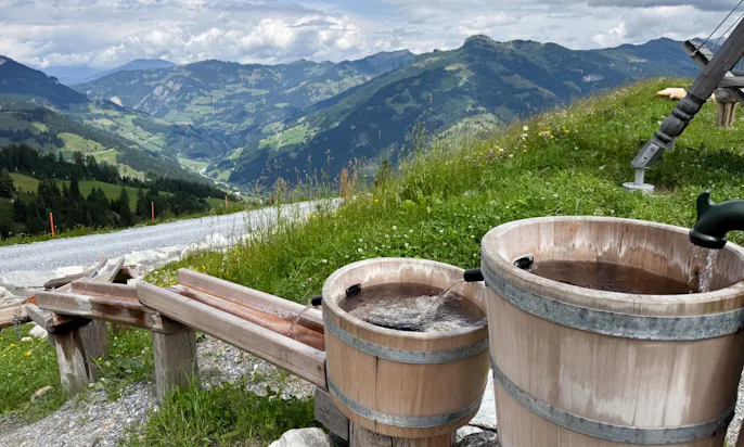 Holzfässer mit Wasser am Himmelsreichsee
