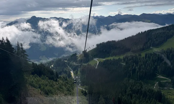 Aussicht auf die Berge aus der Gondel der Kieserlbahn