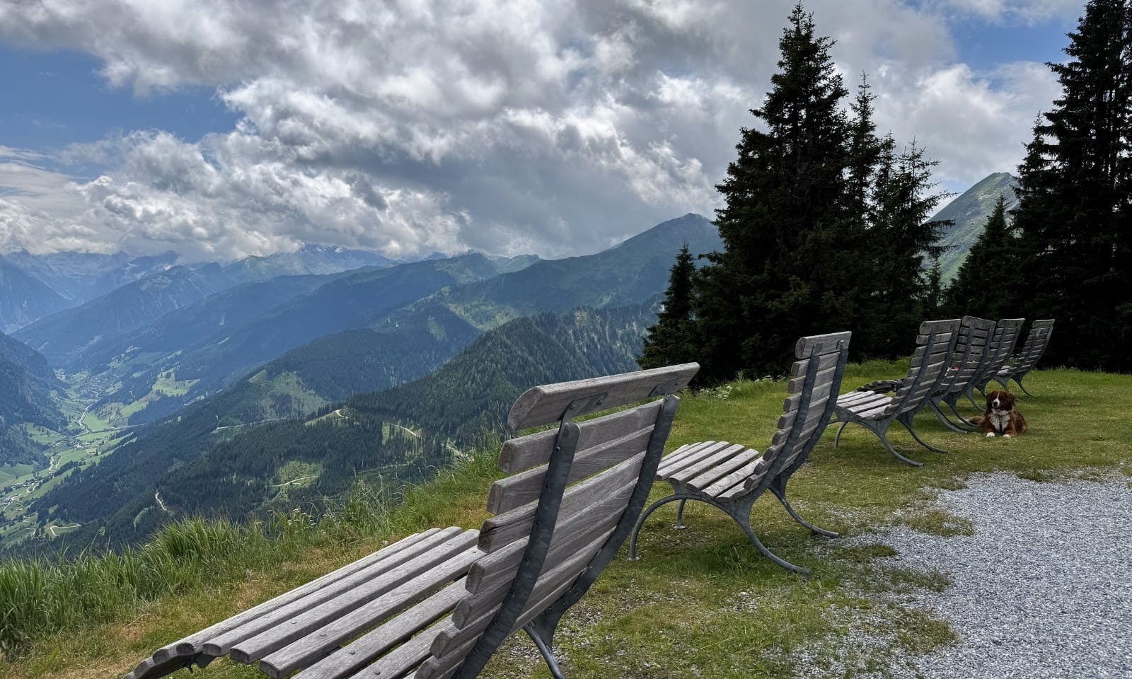 Bänke mit einem Blick auf die Berge