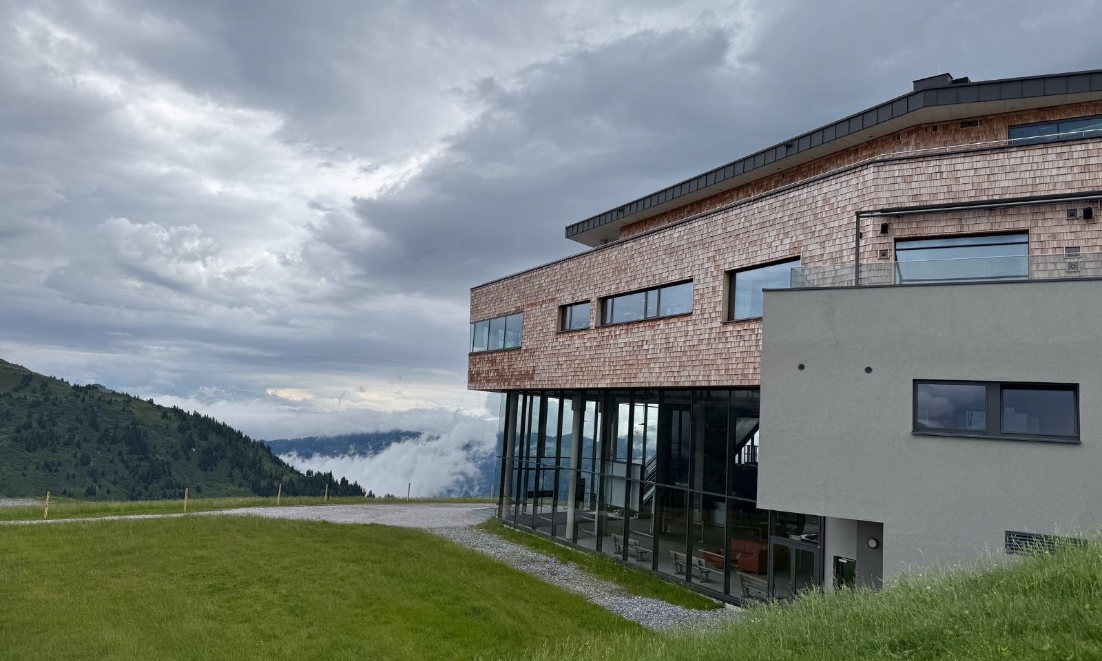 Seitenansicht auf die Endstation der Kieserlbahn