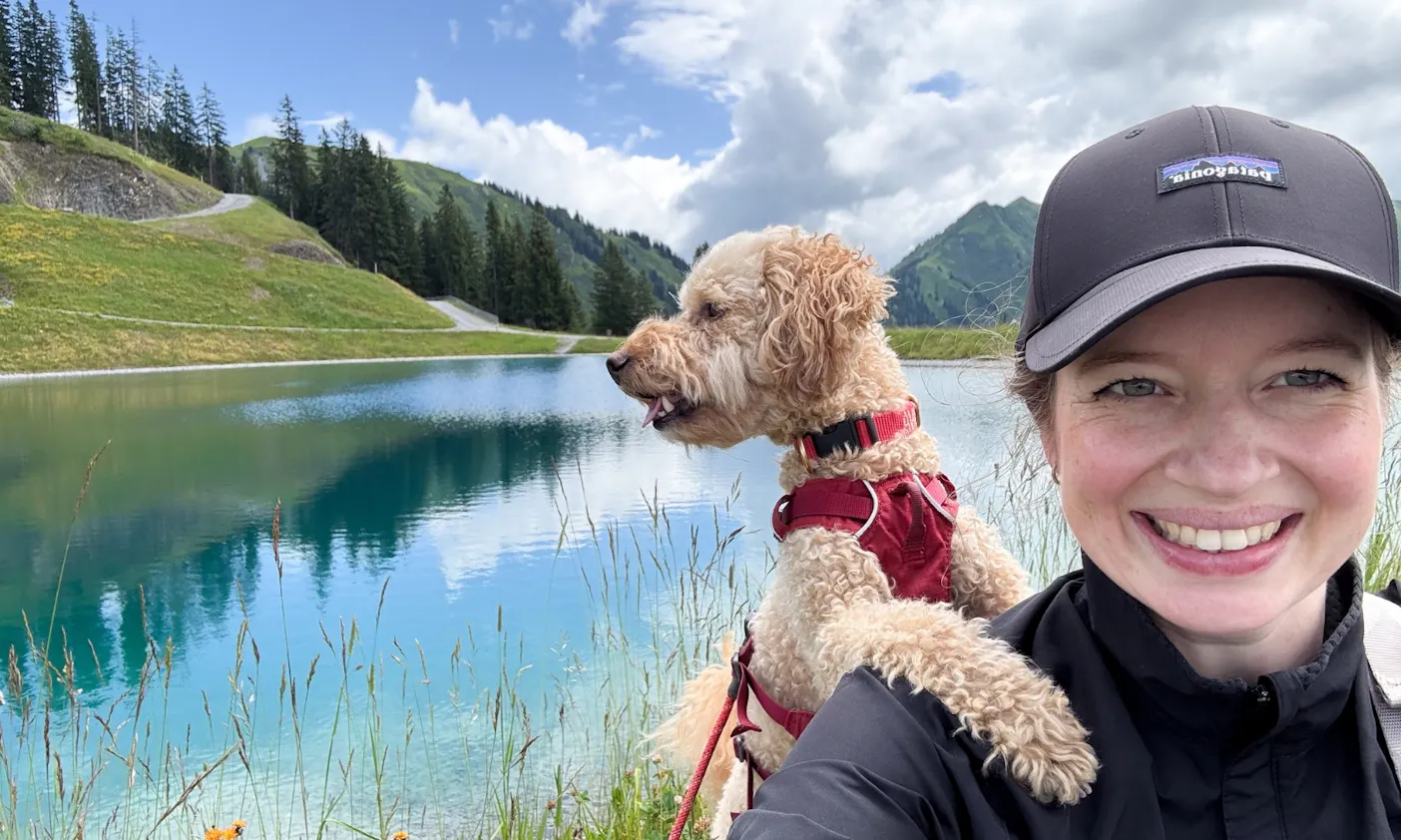 Selfie von Frau mit Hund vor dem Himmelsreichsee