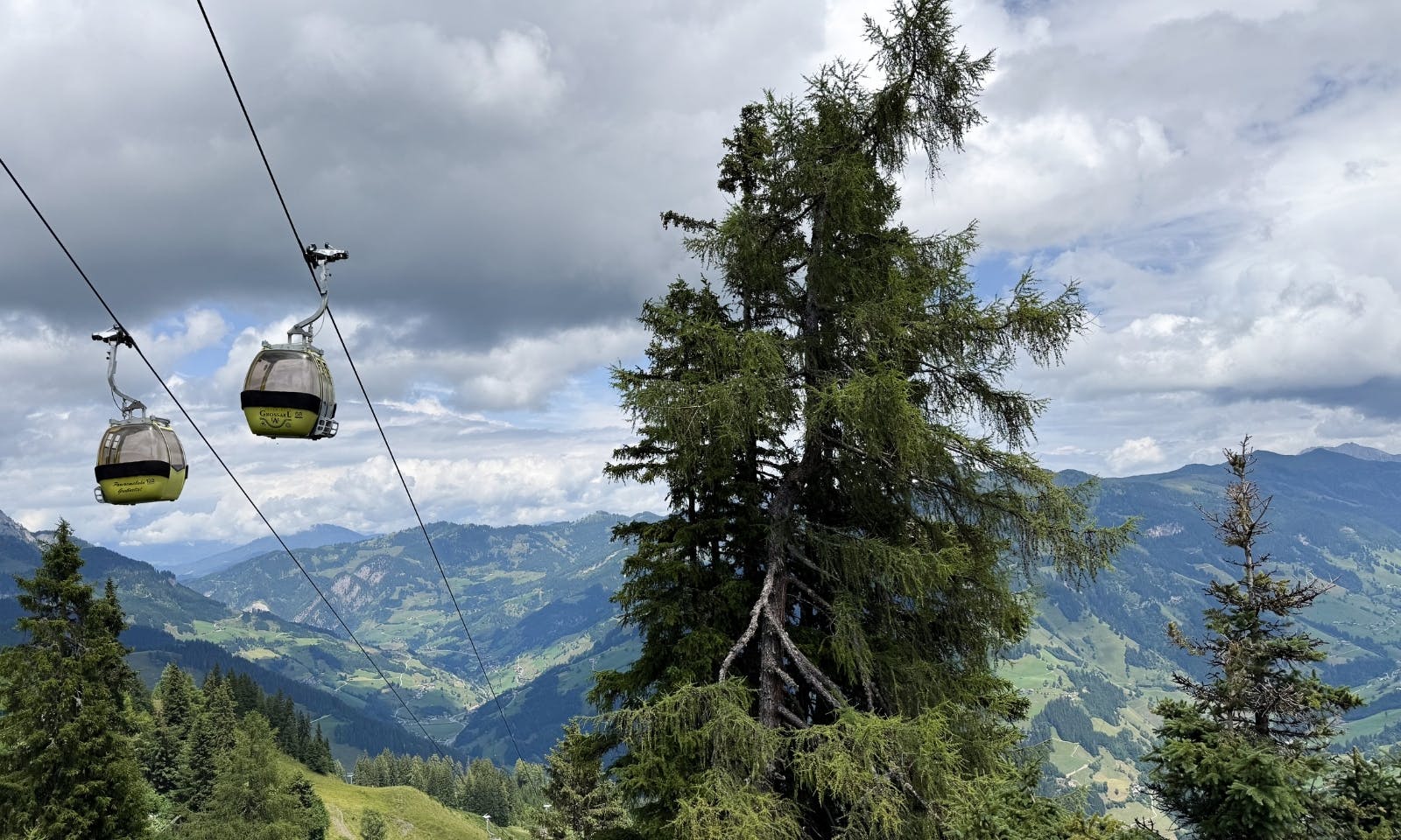 Zwei Gondeln von Außen der Panoramabahn Großarltal
