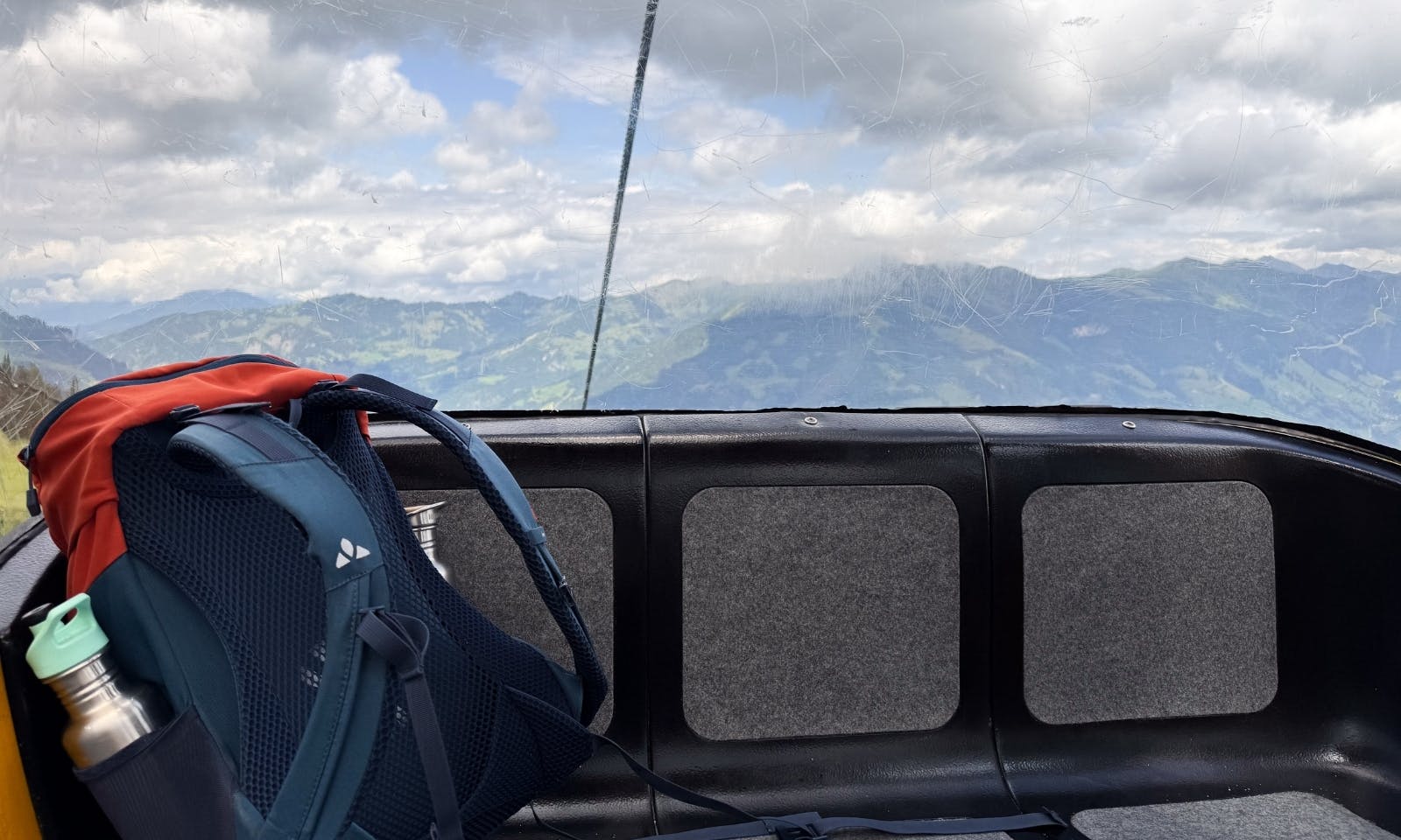 Rucksack in einer Gondel der Panoramabahn Großarltal