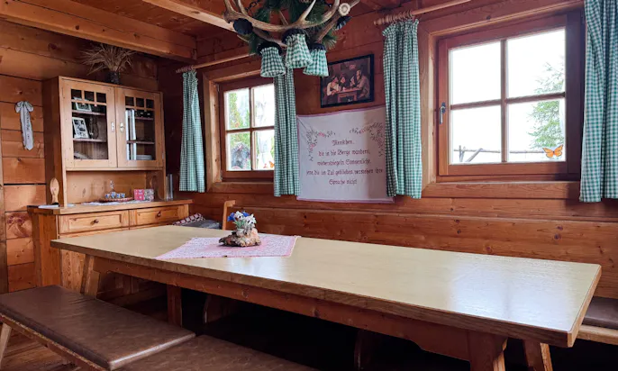 Ein großer Tisch in der Gerstreitalm in Großarltal