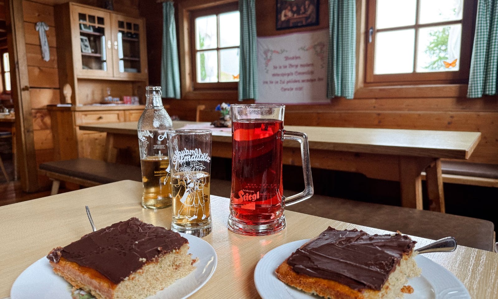 Zwei Stück Kuchen und Getränke auf einem Tisch in der Gerstreitalm in Großarltal