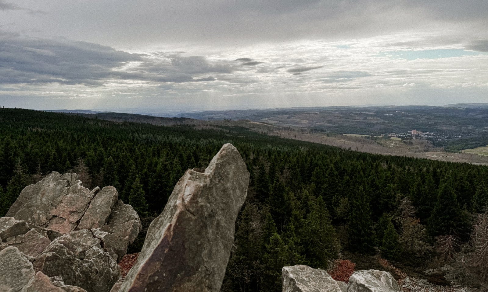 Panorama-Blick von der Wolfswarte im Harz