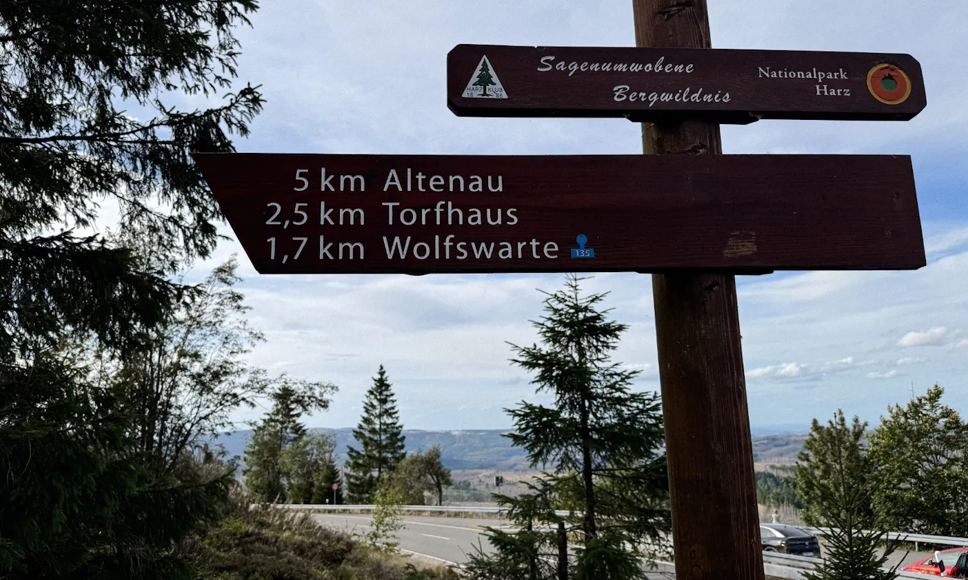 Schild, das zeigt, wo es zu Wolfswarte im Harz lang geht
