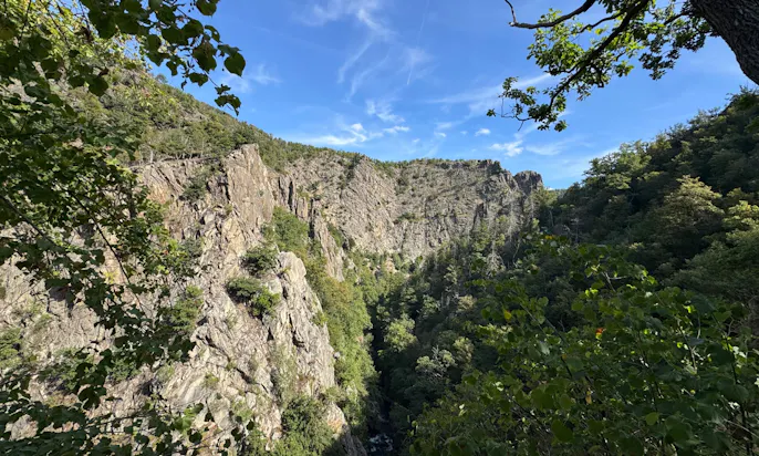 Blick auf Felsen im Bodetal