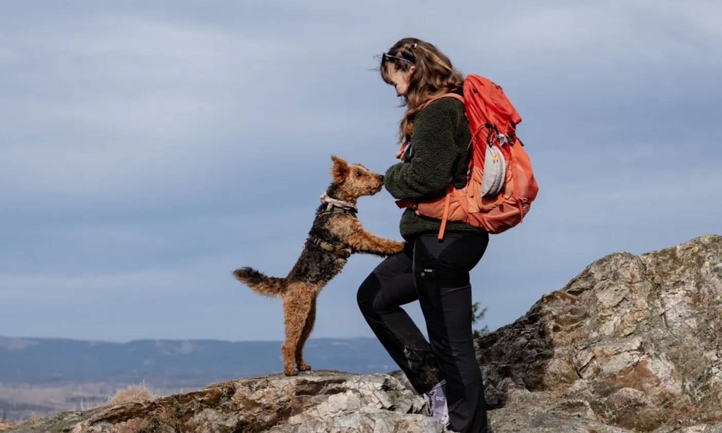 Einer Frau mit Hund auf der Hanskühnenklippe