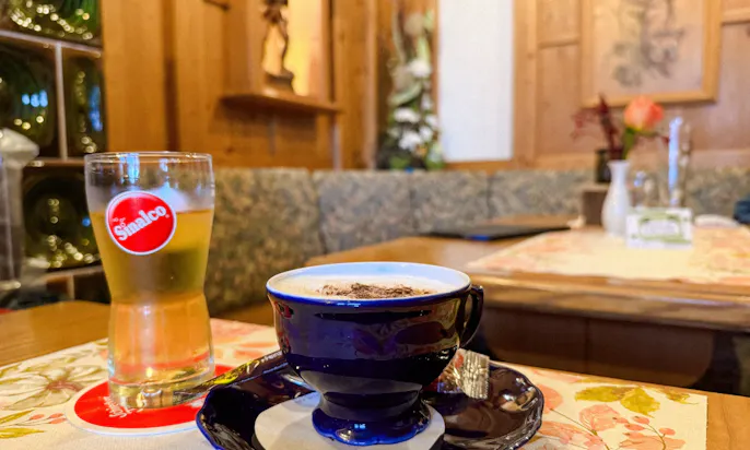 Kaffee und Wasser im Bergstüb’l Josephskreuz