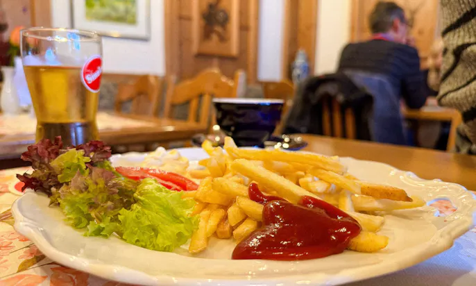 Pommes mit Ketchup im Bergstüb’l Josephskreuz