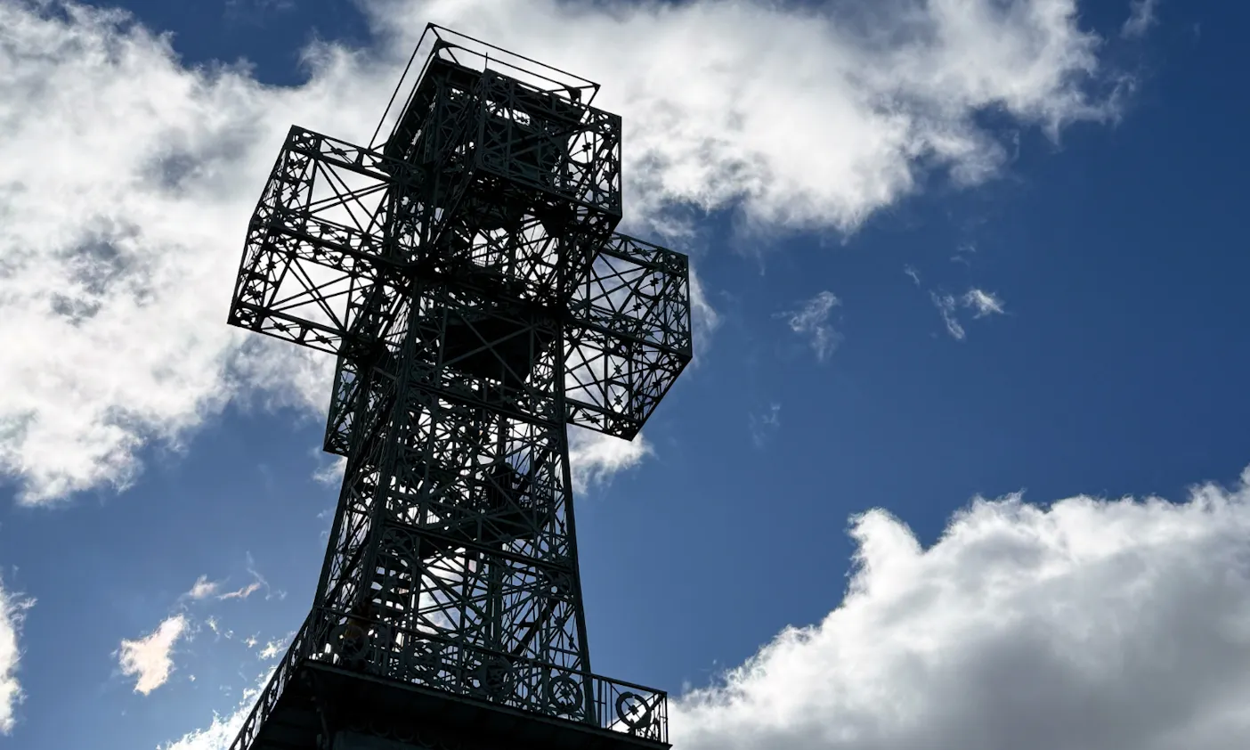 Blick von unten auf das Josephskreuz im Harz