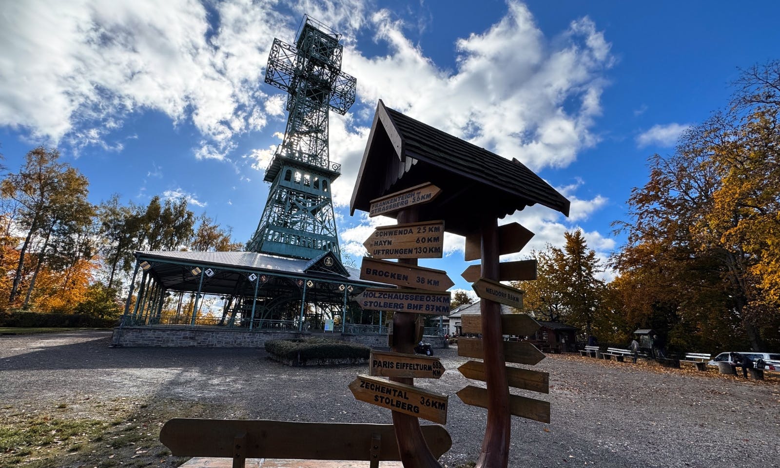 Blick von unten auf das Josephskreuz im Harz
