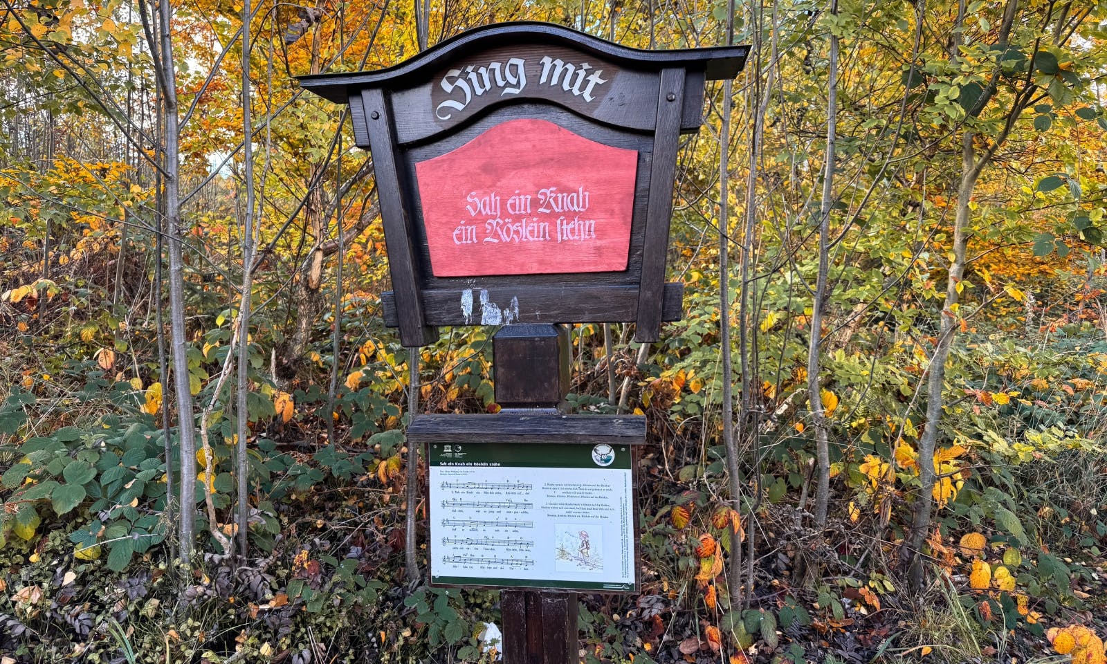 Eine Tafel mit einem den Noten und Text für ein Volkslied