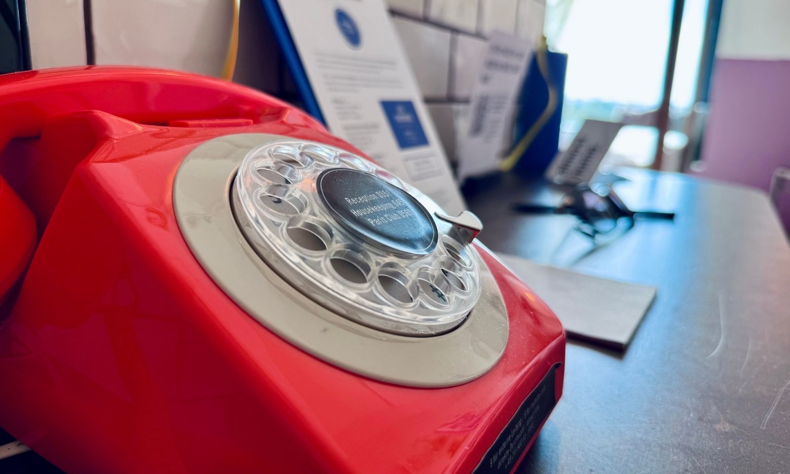25hours Hotelzimmer altes Telefon in Orange