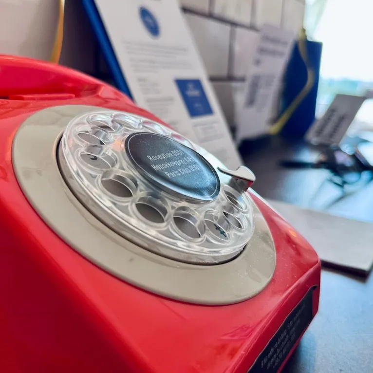 25hours Hotelzimmer altes Telefon in Orange