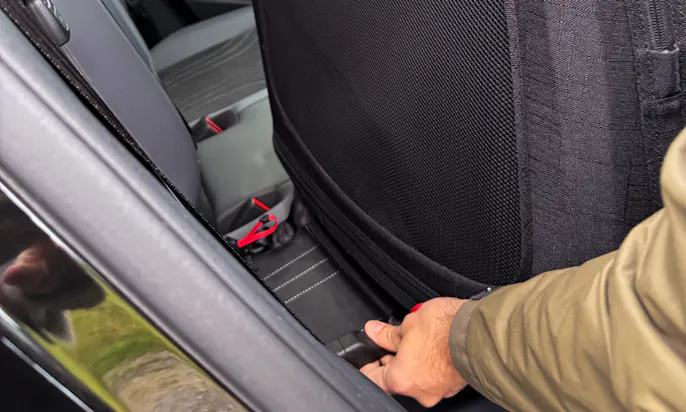 Ein Mann baut die Tavo Crispin Hundebox auf der Rückbank eines Autos auf