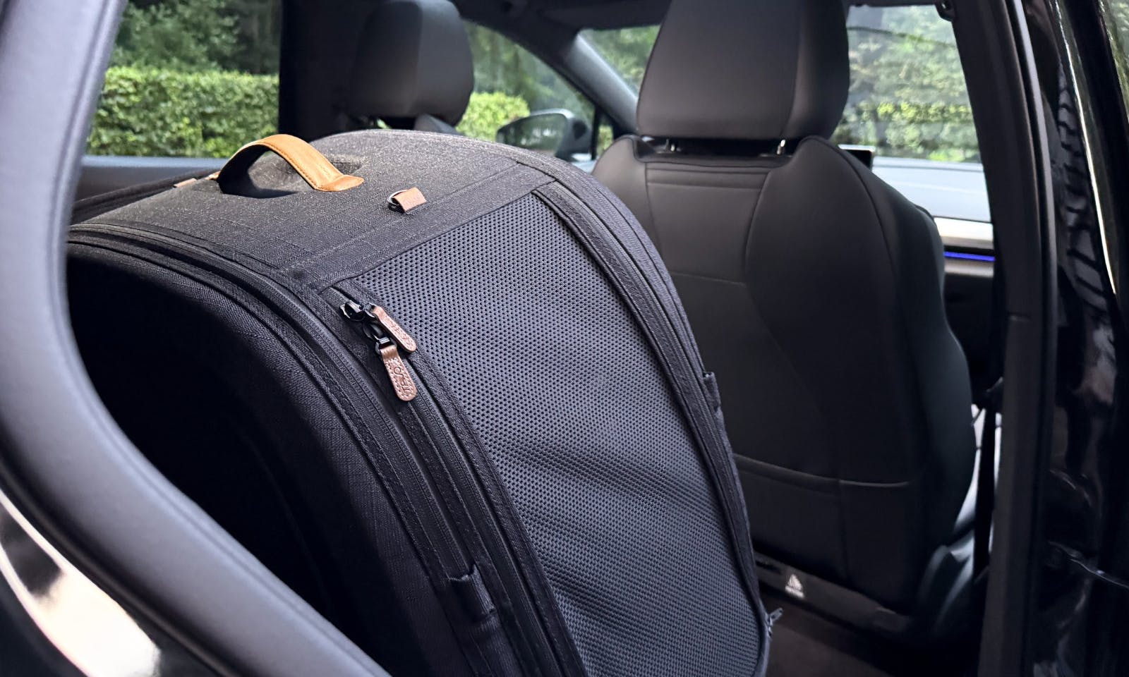 Tavo Crispin Hundebox auf dem Rücksitz eines ID.5