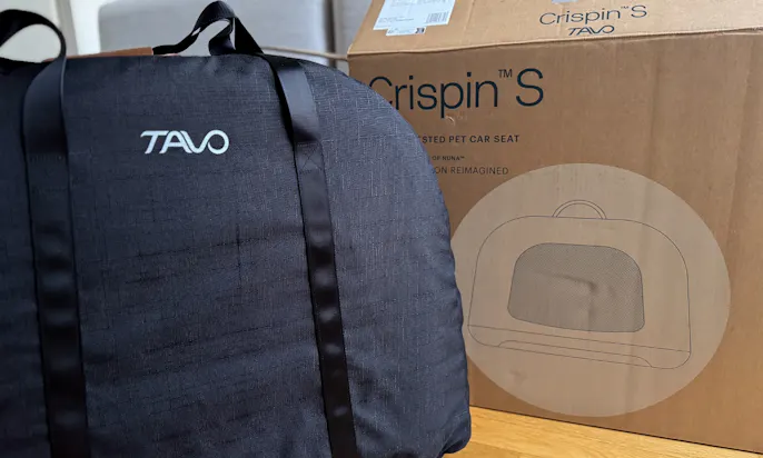 Verpackung und die Tavo Crispin Hundebox nebeneinander