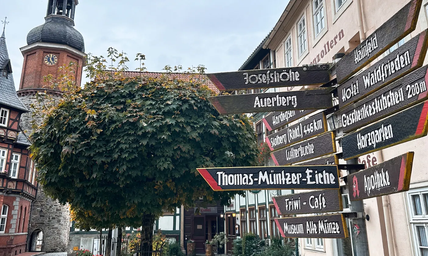 Wegweiser im Zentrum von Stolberg im Südharz