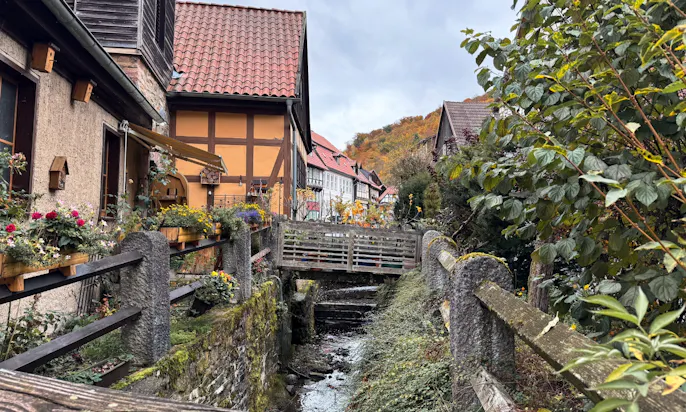 Ein Wasserkanal zwischen Häusern im Harz