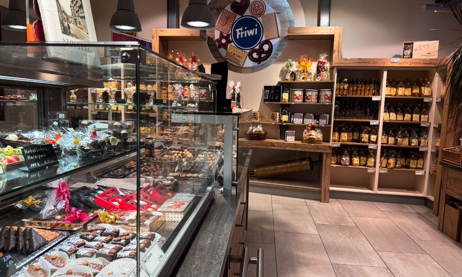 Kuchentheke des Friwi-Cafés in Stolberg im Südharz