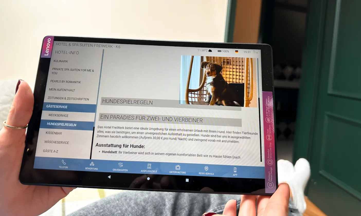 Ein Tablet mit den FAQs des Hotel & Spa Suiten FreiWerk in Stolberg