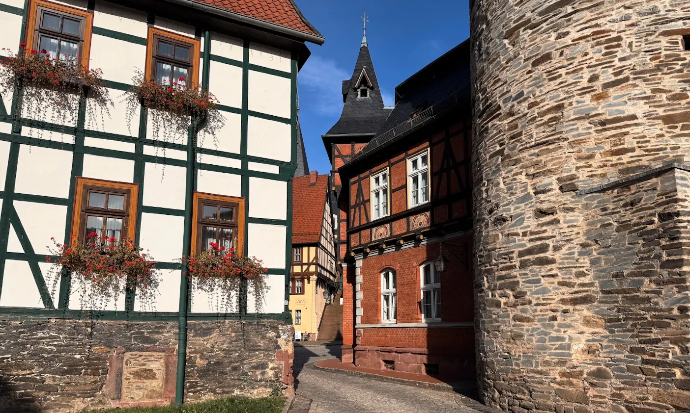 Fachwerkhaus mit Steinmauer in Stolberg im Südharz