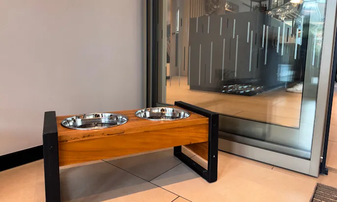 Zwei Hundenäpfe im Eingangsbereich des Hotel & Spa Suiten FreiWerk in Stolberg
