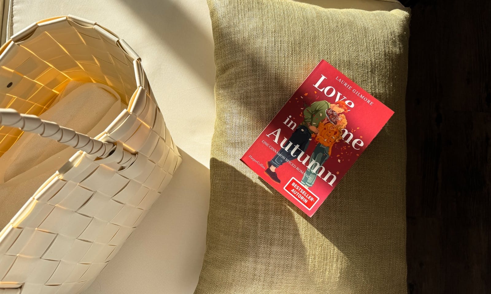 Das Buch 'Love in Autumn' auf einem Kissen