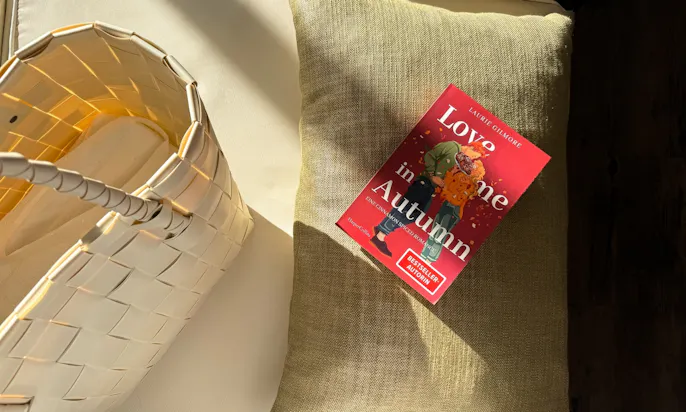 Das Buch 'Love in Autumn' auf einem Kissen