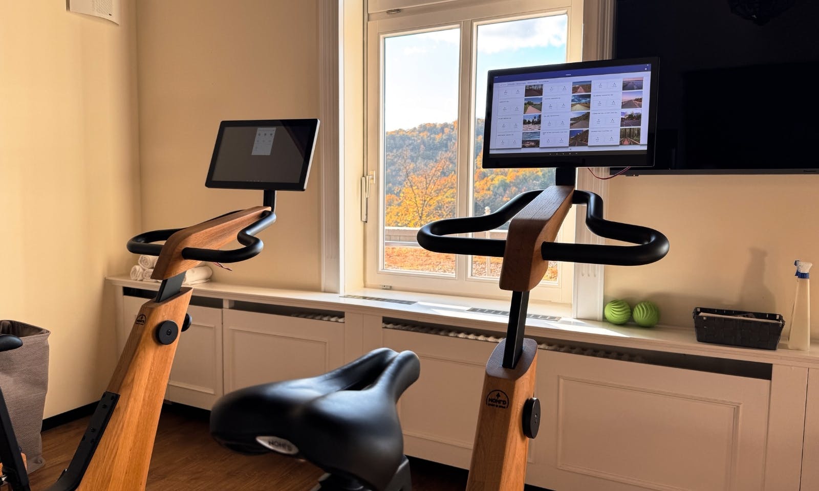 Zwei Nohrd Bikes im Fitnessbereich des Hotel & Spa Suiten FreiWerk in Stolberg