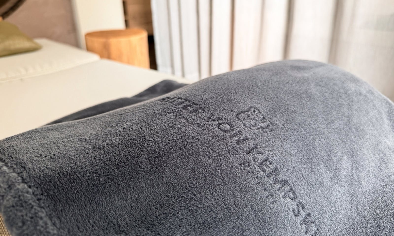 Handtuch im Ruheraum des Wellnessbereichs des Hotel & Spa Suiten FreiWerk in Stolberg