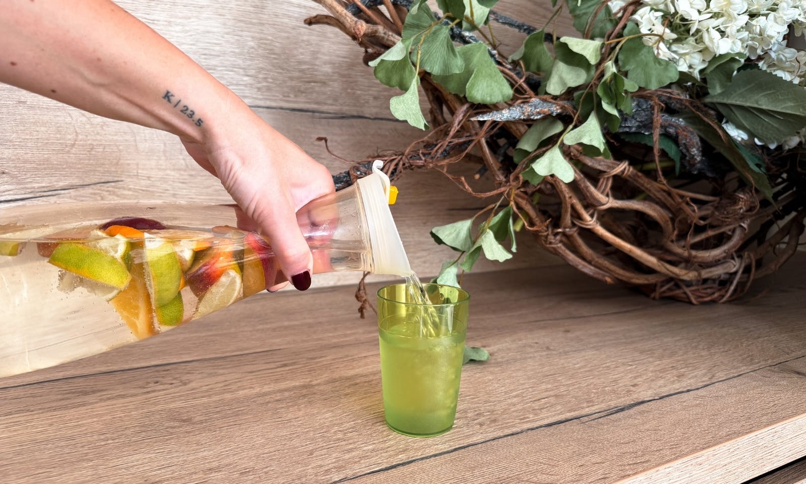 Ein Glas Wasser im Wellnessbereich des Hotel & Spa Suiten FreiWerk in Stolberg