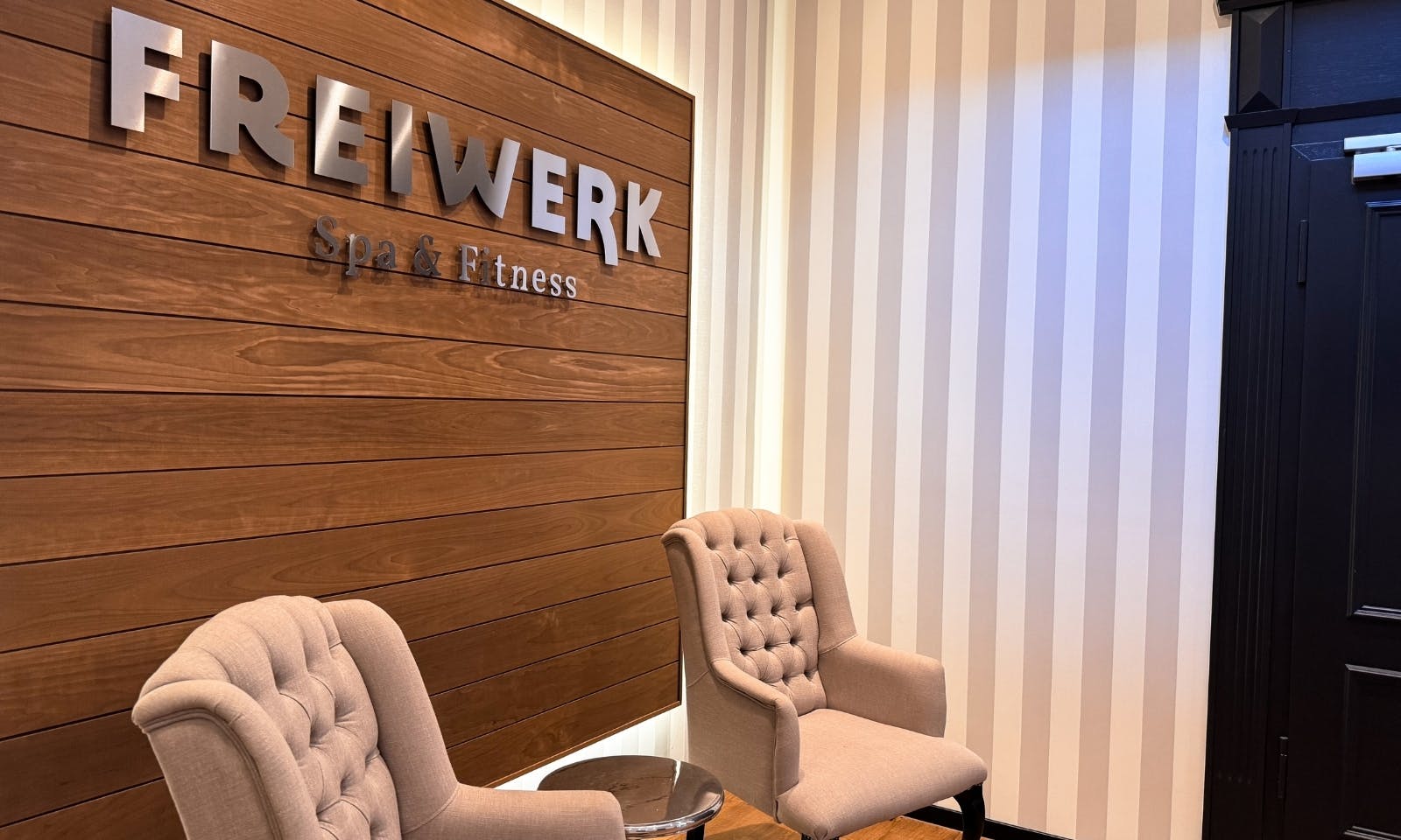 Zwei Sessel im Wellnessbereich des Hotel & Spa Suiten FreiWerk in Stolberg