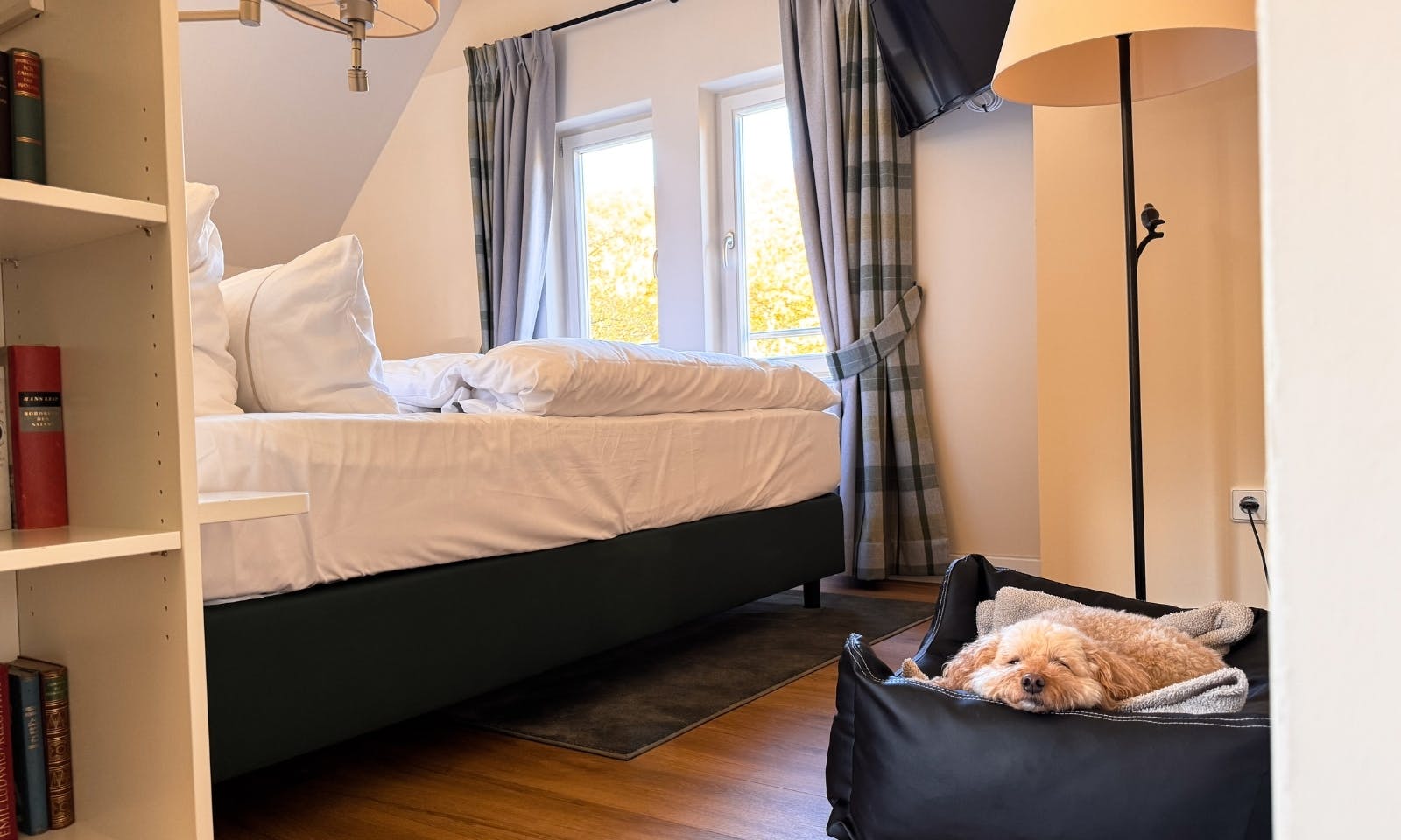 Schlafbereich in einem der Zimmer im Hotel & Spa Suiten FreiWerk in Stolberg