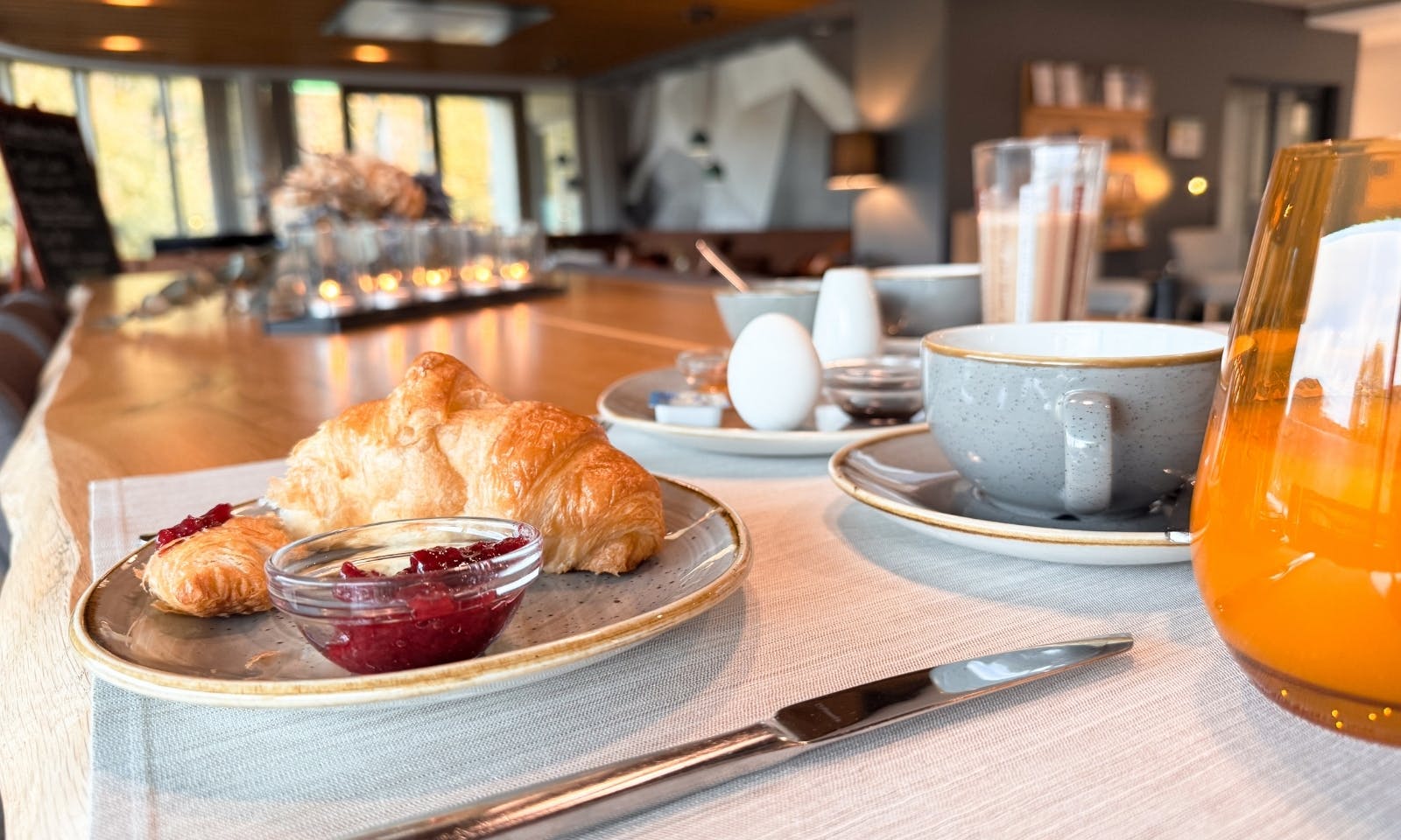 Croissant im Frühstücksbereich im Hotel & Spa Suiten FreiWerk in Stolberg