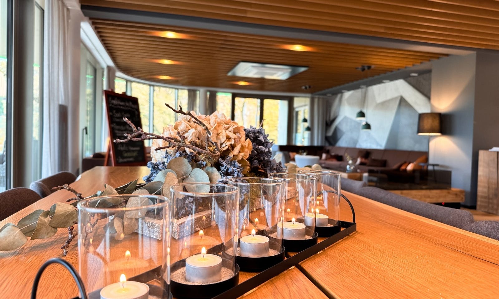 Kerzen auf einem Tisch im Hotel & Spa Suiten FreiWerk in Stolberg