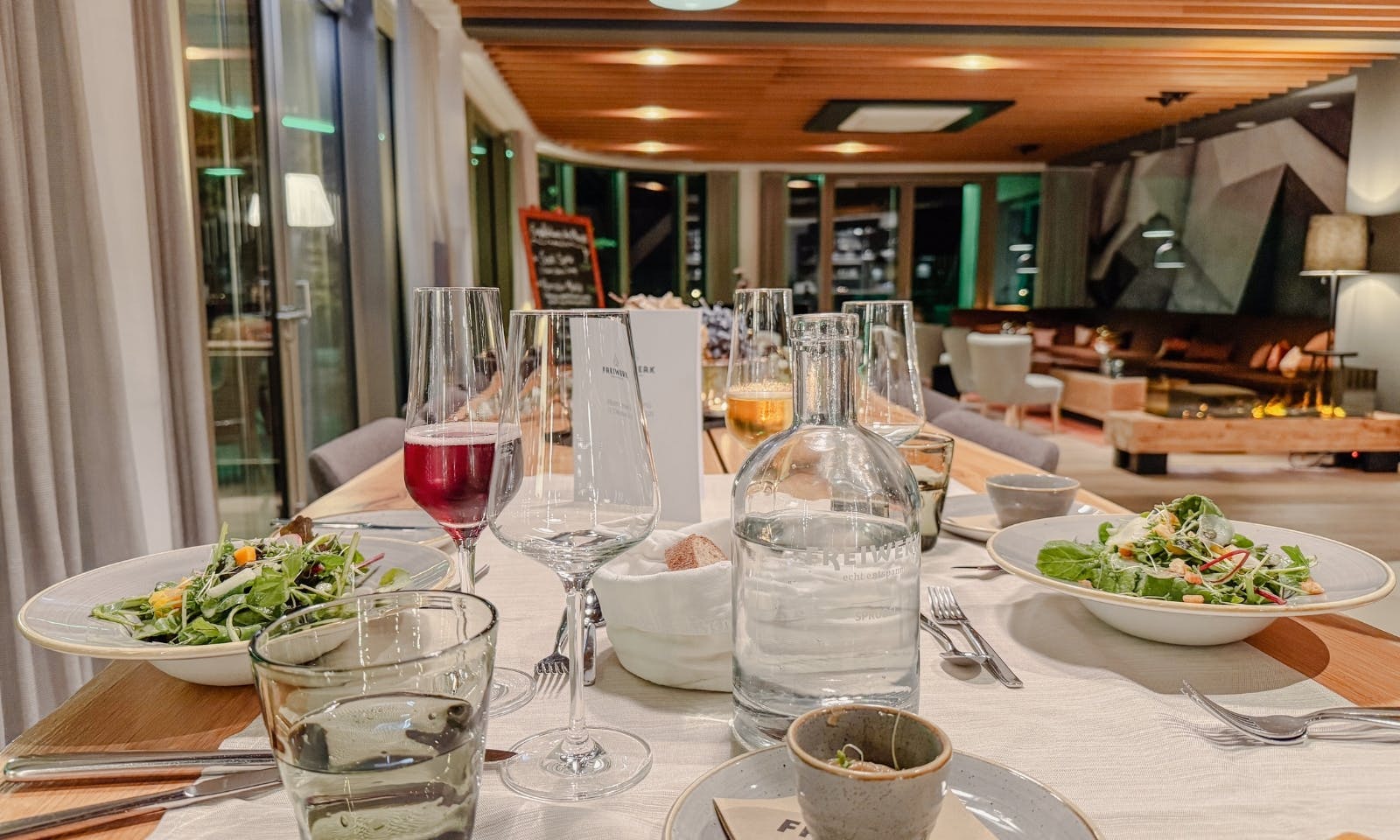 Zwei Salate im Restaurant im Hotel & Spa Suiten FreiWerk in Stolberg