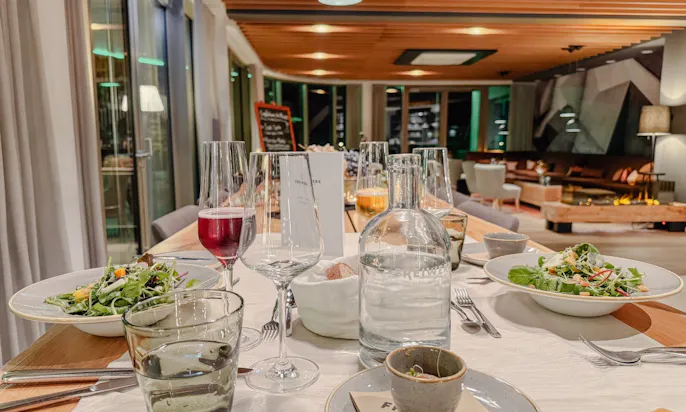 Zwei Salate im Restaurant im Hotel & Spa Suiten FreiWerk in Stolberg