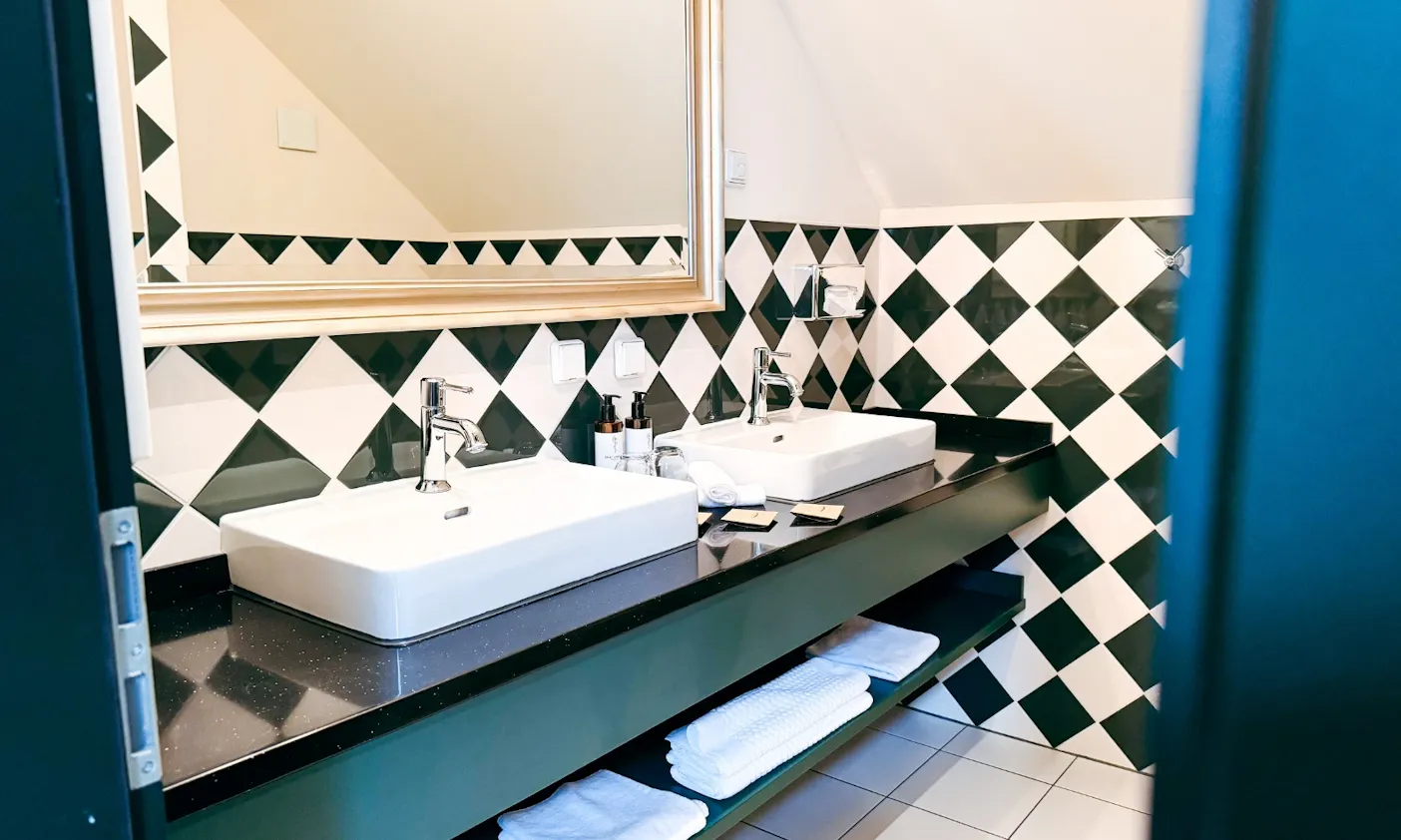 Badezimmer in einer Familiensuite des Hotel & Spa Suiten FreiWerk in Stolberg
