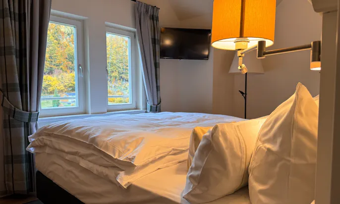 Schlafbereich in einer Familiensuite des Hotel & Spa Suiten FreiWerk in Stolberg