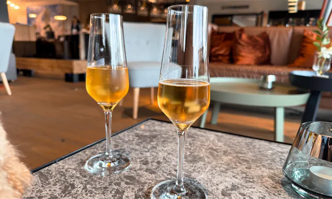 Zwei Gläser mit Sekt im Hotel & Spa Suiten FreiWerk in Stolberg