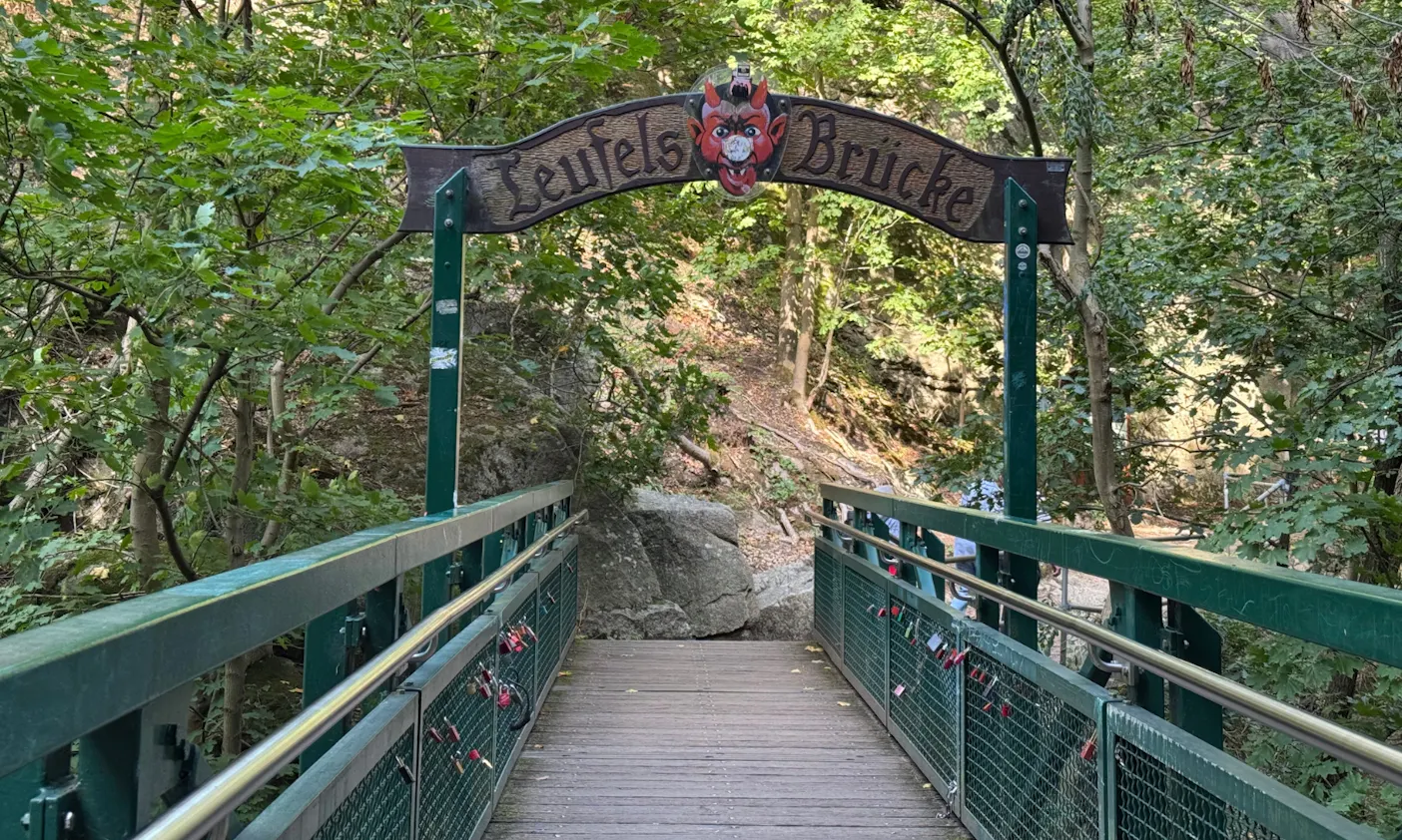 Eingang zur Teufelsbrücke im Harz
