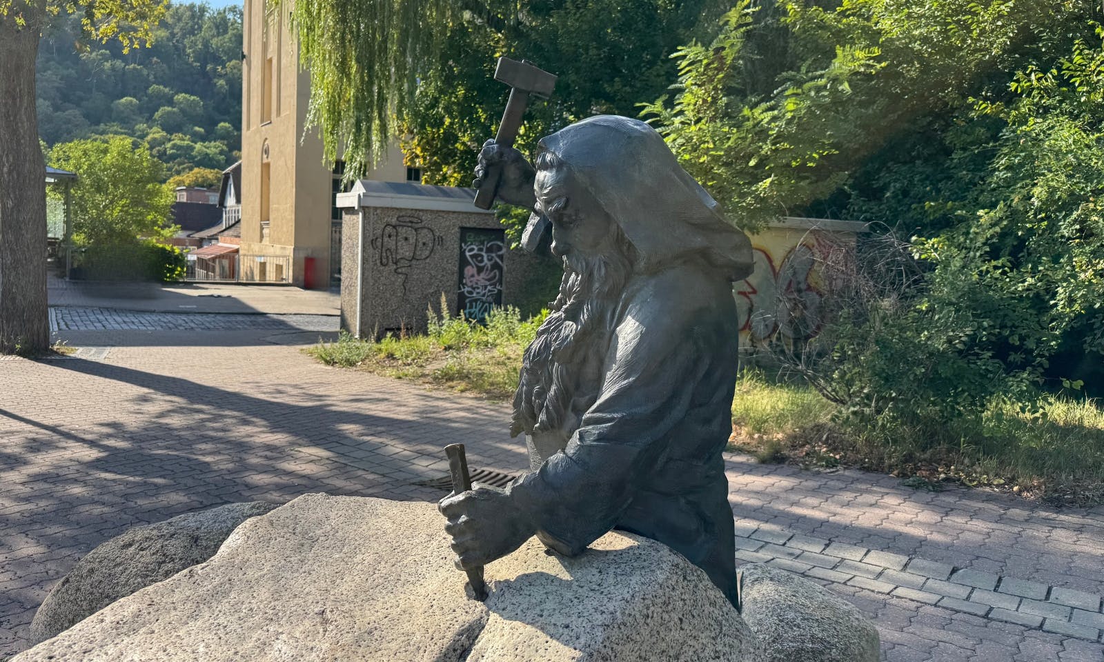 Eine Statue von einem Mann, der einen Pfahl in einen Stein schlägt