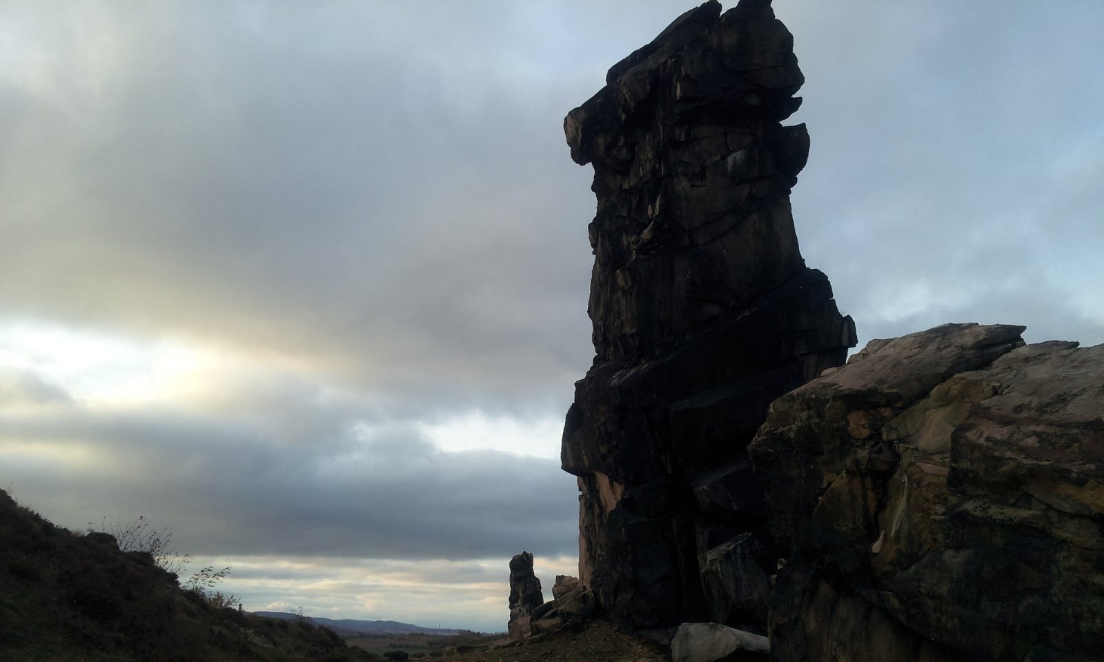 Blick auf einen Felsen im Harz