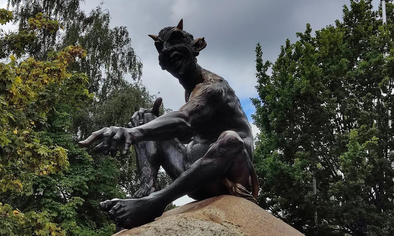 Eine Hexenstatue auf dem Hexentanzplatz im Harz