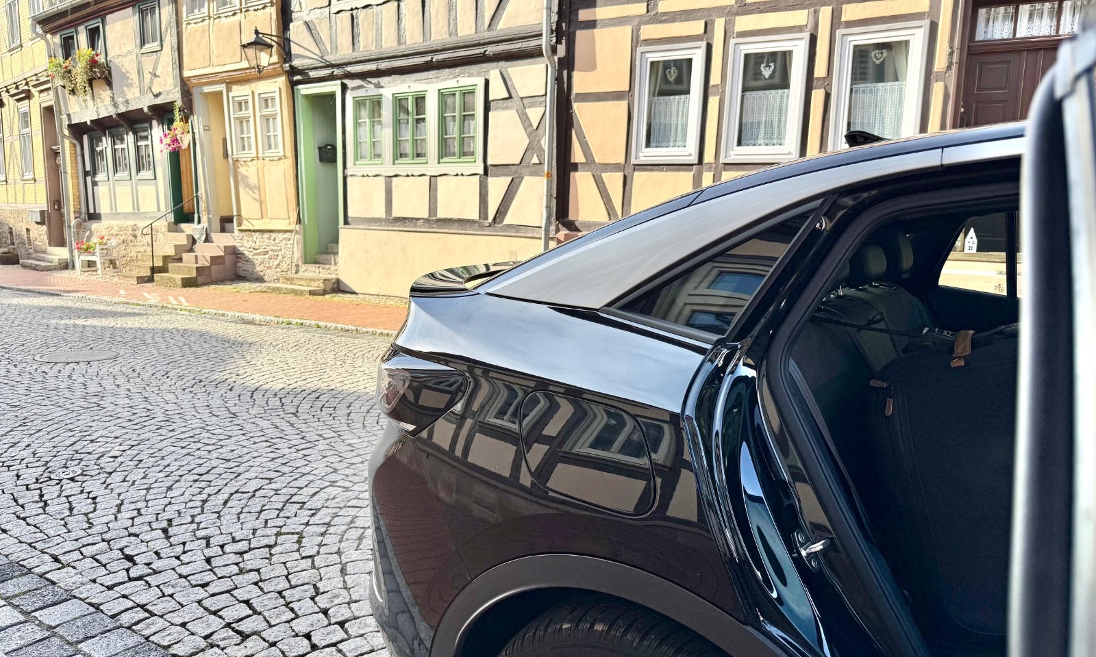 Volkswagen ID5 mit der Tavo Hundebox Crispin in Stolberg im Südharz