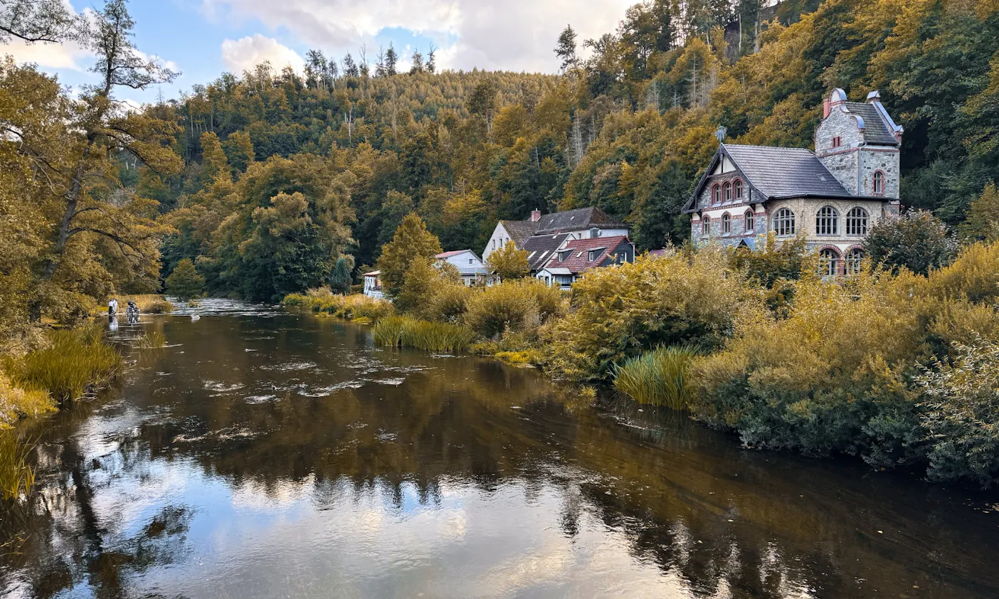 Blick auf eine Villa am Wasser in Treseburg